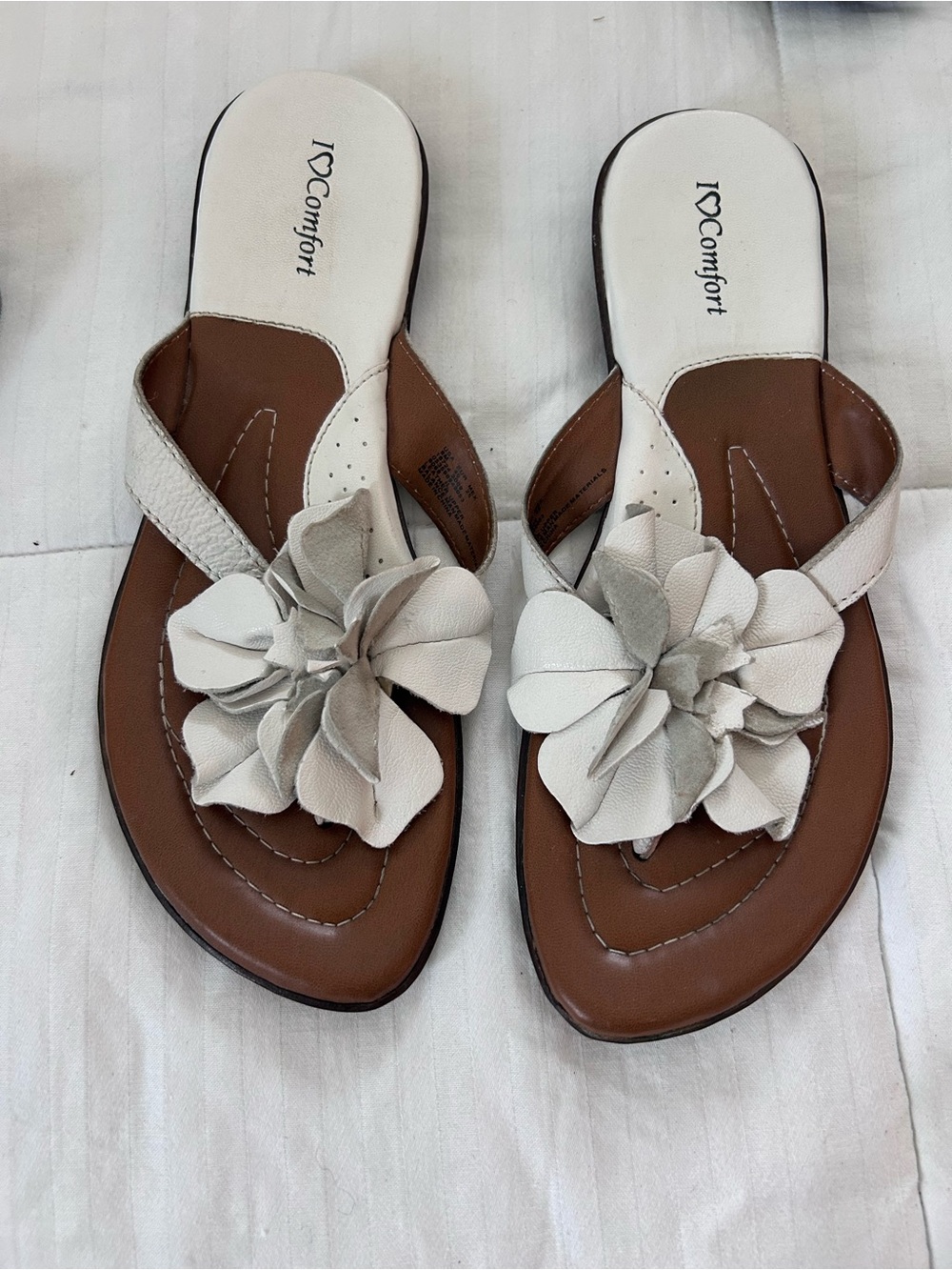 Great Condition White Leather Thong Sandals sz8 with Flower Accent